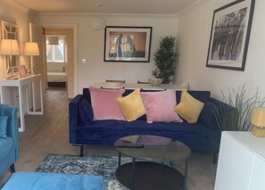 TV - Windsor - Modern - Two Bedroom (Two Bathroom) Apartment on Private Estate (Windsor)