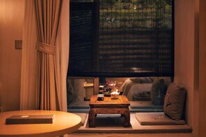 庭院大床房 | 迷你吧、办公桌、遮光窗帘、熨斗/熨板