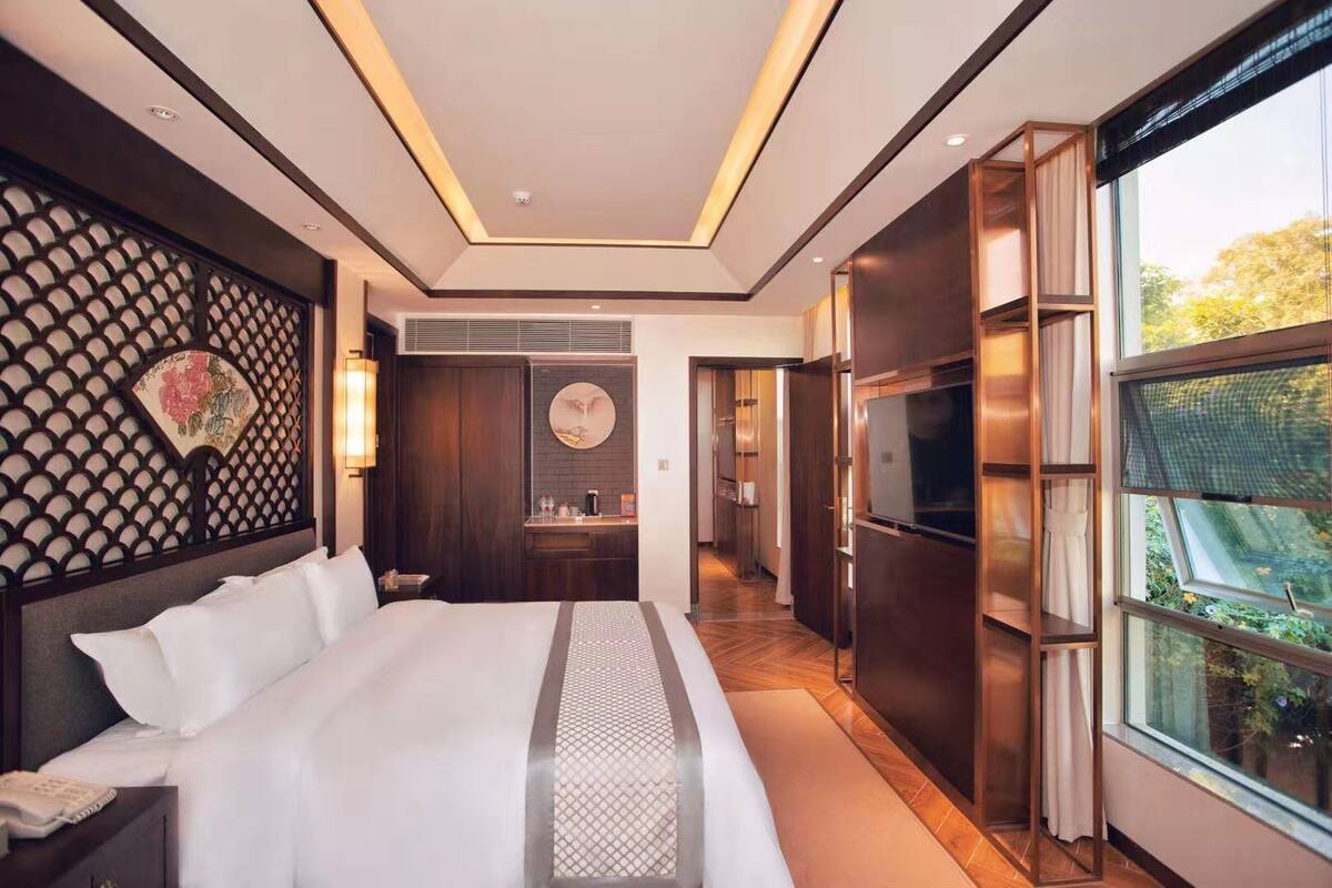 Suite | Minibar, escritorio, cortinas blackout y tabla de planchar con plancha