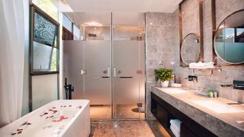 Huaxiang Premier Double Room | Bathroom | Hair dryer, bathrobes, slippers, towels