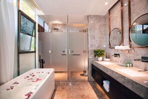 Premier-Doppelzimmer | Badezimmer | Haartrockner, Bademäntel, Hausschuhe, Handtücher