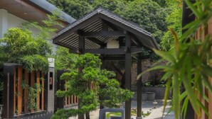 A traditional Japanese-style garden with a wooden pavilion, stone lanterns, and well-maintained greenery. - Manor Landscape Hotel Shenzhen (Shenzhen)