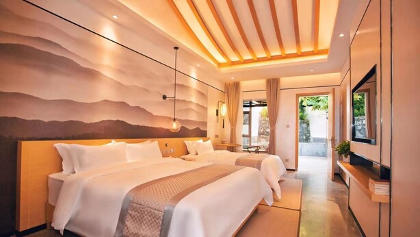 A modern hotel room with two beds, a large window, and a TV. - Manor Landscape Hotel Shenzhen (Shenzhen)
