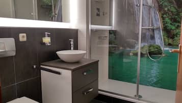 Apartment | Bathroom | Shower, hair dryer, towels, soap