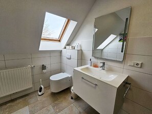 Apartment | Bathroom | Separate tub and shower, hair dryer, towels, toilet paper - Ferienwohnung Martina (Sinzing)