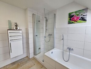 Apartment | Bathroom | Separate tub and shower, hair dryer, towels, toilet paper - Ferienwohnung Martina (Sinzing)
