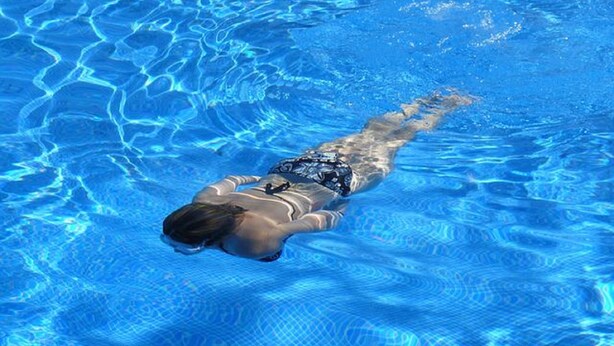 A person swimming in a pool. - Ferienhaus Ainsen (Bad Fuessing)