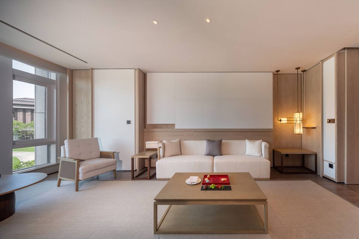 Deluxe Garden Suite | Living area | LCD TV