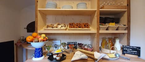 Free daily buffet breakfast