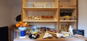 A breakfast buffet with various food items, including fruits, pastries, and beverages. - Feriengut zum Fürst n (Eppenschlag)