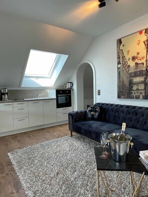 Studio | Wohnbereich | 42-Zoll-Fernseher mit Satellitenempfang