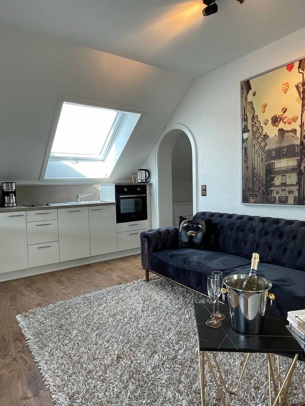 开间 | 起居区 | 42-英寸电视(配备卫星频道)