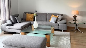 Apartment | Living area | 42-inch TV with satellite channels - Ferienwohnungen Salz und Mehr (Bad Sassendorf)