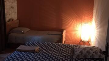 Een haardroger, handdoeken, toiletpapier