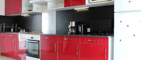 Fridge, microwave, oven, coffee/tea maker