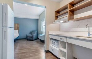 Desk, iron/ironing board, bed sheets - Extended Stay America Premier Suites Ukiah (Ukiah)