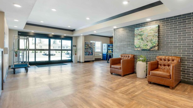 A spacious lobby with wooden flooring, a reception desk, and two leather armchairs. - Extended Stay America Premier Suites Ukiah (Ukiah)