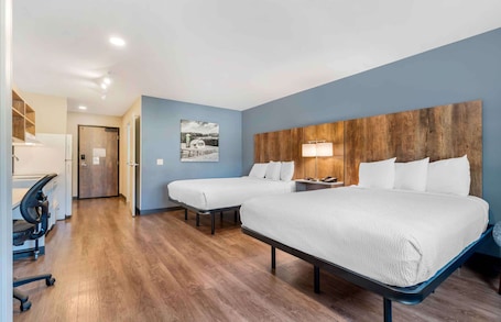 Escritorio, tabla de planchar con plancha y ropa de cama . Extended Stay America Premier Suites Ukiah