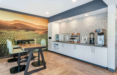 Desayuno para llevar incluido todos los días . Extended Stay America Premier Suites Ukiah