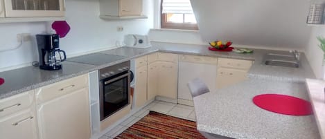Apartment | Eigene Küche | Kühlschrank, Mikrowelle, Ofen, Herdplatte