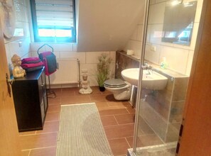 Apartment | Bathroom | Shower, towels, soap, toilet paper - Stadler Ferienwohnung (Dörfles-Esbach)