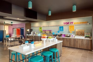 Free daily buffet breakfast - Tru by Hilton Fort Lauderdale Downtown (Fort Lauderdale)