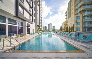 Outdoor pool, open 7:00 AM to 9:00 PM, pool loungers - Tru by Hilton Fort Lauderdale Downtown (Fort Lauderdale)