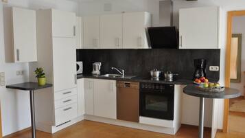 Apartemen, teras | Dapur pribadi | Lemari es, microwave, oven, dan mesin pembuat kopi/teh