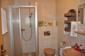 Apartment, Terrace | Bathroom | Shower, hair dryer, towels - Ferienwohnung Gäste Oase (Bad Windsheim)