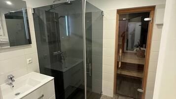Douche, sĂšche-cheveux, serviettes fournies