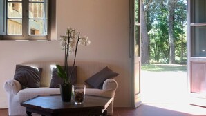 Ein Wohnzimmer mit einer Couch, einem Couchtisch und einer Topf-Orchidee.