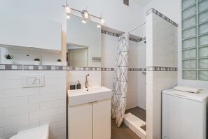 Apartamento | Banheiro | Toalhas de banho, sabonete, papel higiênico 