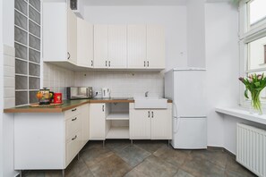Apartment | Private kitchen | Fridge, microwave, stovetop, cookware/dishes/utensils - AT Krakow Apartments (Kraków)