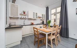 Departamento | Cocina privada | Refrigerador, microondas, parrilla de estufa y utensilios de cocina 