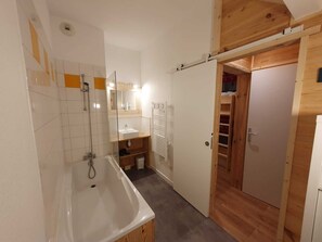 Bathroom - Renovated apartment 6 people with pool access (Vignec)