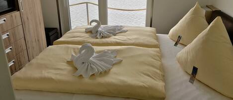 2 bedrooms, travel cot, WiFi, bed sheets