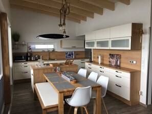 Een koelkast, een microgolfoven, een oven, een vaatwasser