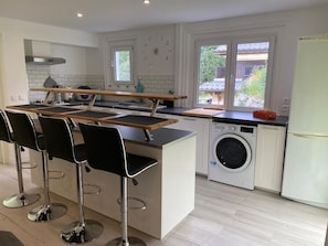 Réfrigérateur, four à micro-ondes, un four, surface de cuisson