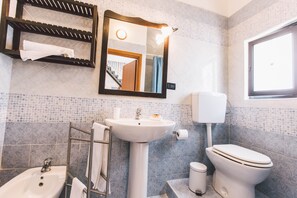 Shower, hair dryer, bidet, towels - Mamo's House, where to feel like a true Sicilian. (Siracusa)