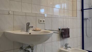 Apartment | Badezimmer | Dusche, Bidet, Handtücher, Seife