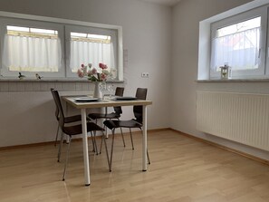 Apartment | In-room dining - Ferienwohnung Stella (Ichenhausen)