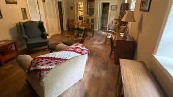 4 Schlafzimmer, Schreibtisch, Bügeleisen/Bügelbrett, Reisekinderbett