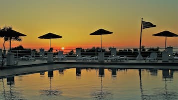 Außenpool, geöffnet von 09:00 Uhr bis 20:00 Uhr, Sonnenschirme