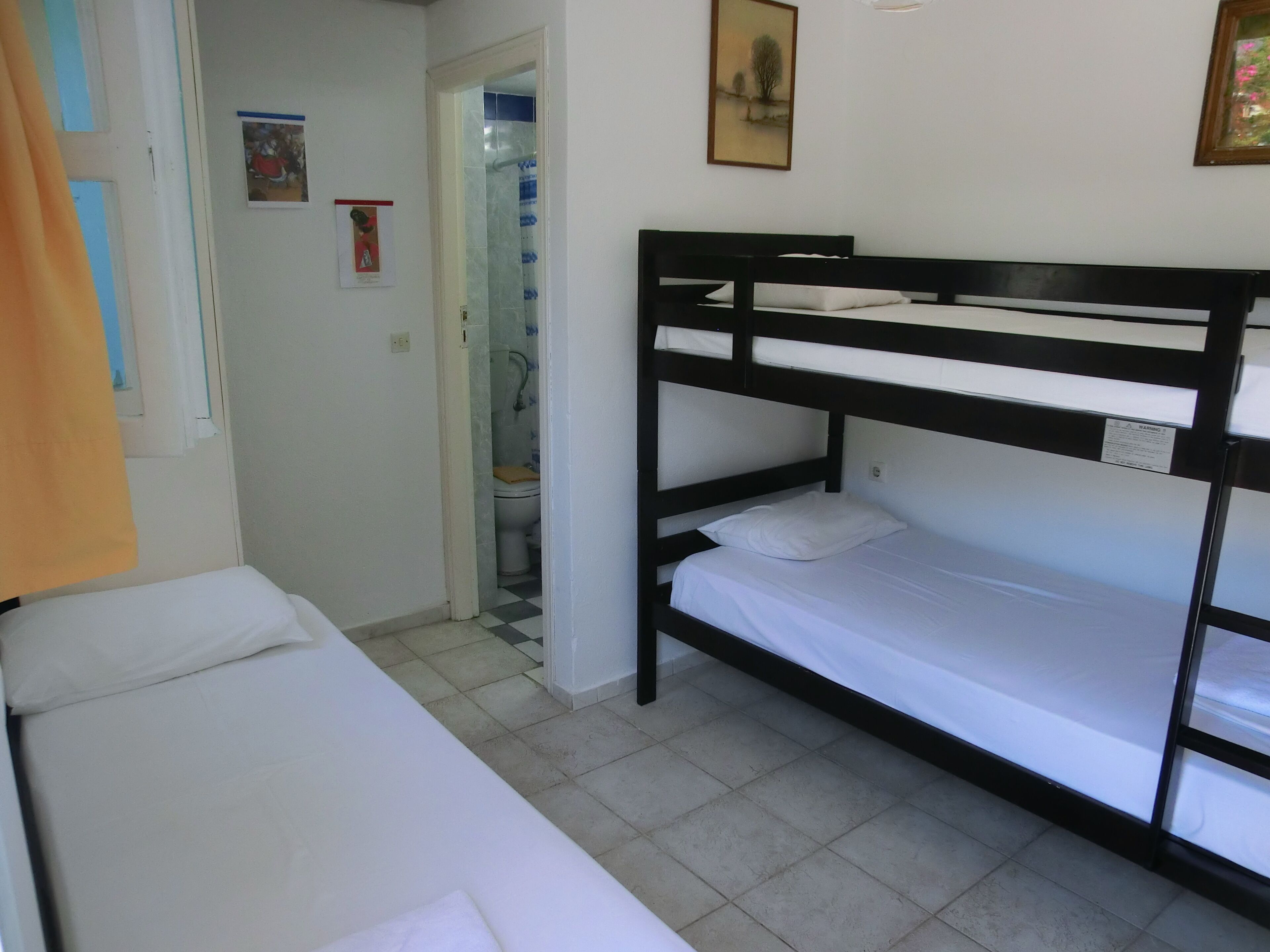 Economy Triple Room | Bed sheets