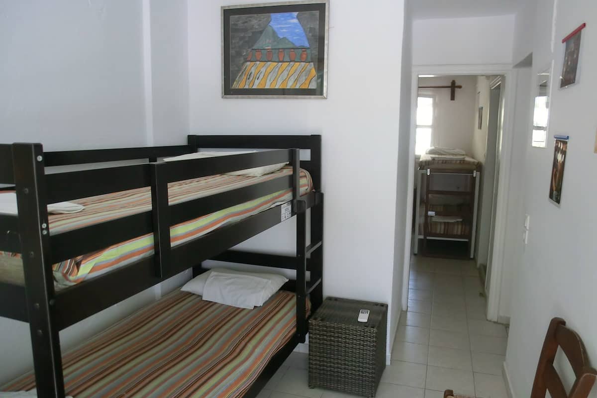 1 bedroom, bed sheets