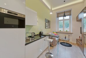 City Studio Suite | Private kitchen | Full-sized fridge, microwave, stovetop, espresso maker - MB Cracow Apartments-Plac Na Groblach 6 (Kraków)
