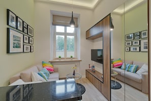 Suite Studio Ville | Coin séjour | Télévision à écran plat de 42 pouces avec chaînes numériques, télévision