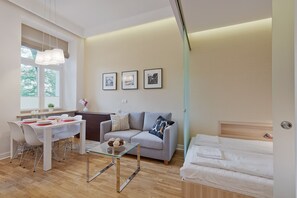 City Studio Suite | Living area | 42-inch flat-screen TV with digital channels, TV - MB Cracow Apartments-Plac Na Groblach 6 (Kraków)
