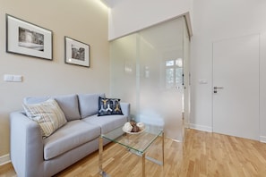 Suite Studio Ville | Coin séjour | Télévision à écran plat de 42 pouces avec chaînes numériques, télévision