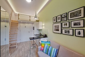 Suite Studio Ville | Coin séjour | Télévision à écran plat de 42 pouces avec chaînes numériques, télévision